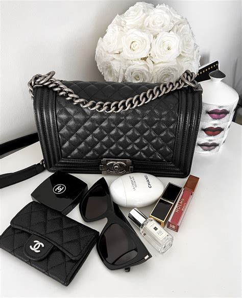 what fits in the chanel boy clutch|Chanel boys bag 2021.